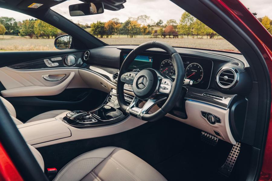 Интерьер Mercedes-AMG E53 4Matic+ Estate (S213) 2018 года  (UK) (фото 4 из 40)
